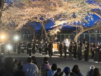 桜回廊での吹奏楽の演奏写真
