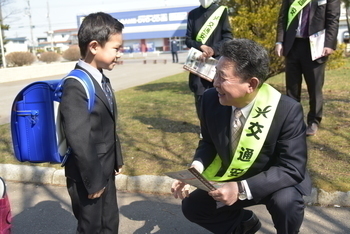 微笑む池田市長と新入学児童