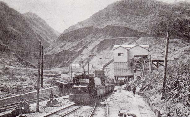 電気鉄道による原石の運搬（昭和初期。峩朗石灰石採掘場）