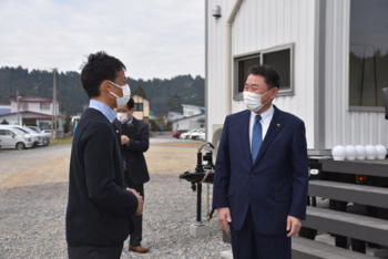 沢田さんと談笑する池田市長