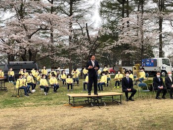 祝辞をのべる市長