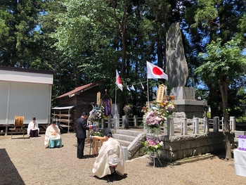 追悼のことばを読み上げる市長