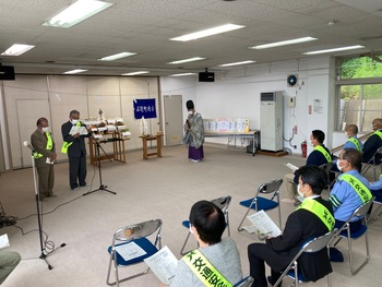 あいさつする両町内会長