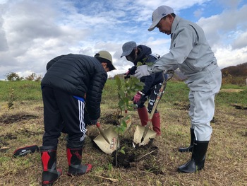 子どもたちとミズナラを植える市長