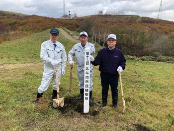 記念柱を植える市長