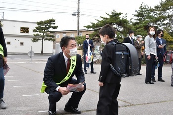 新入生に声をかける市長