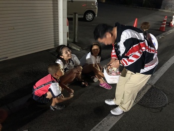 子どもにお菓子を配る市長