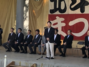 挨拶する市長