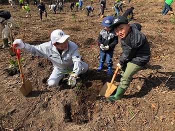 子どもたちと植樹する市長