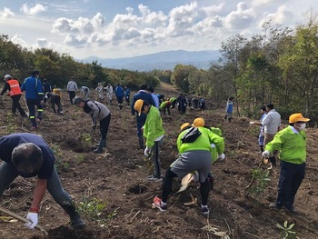 植樹にいそしむ市民の方々