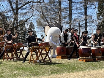 太鼓を叩くずーしーほっきー