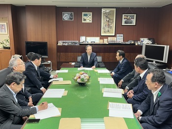 斉藤国土交通大臣に意見を述べる池田市長