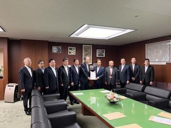 斉藤国土交通大臣に要望書を手交する秋元札幌市長