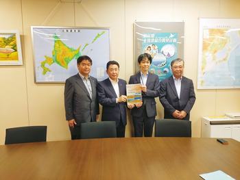 国土交通省橋本北海道局長に要望書を提出する池田市長