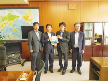 舞立農林水産大臣政務官に要望書を提出する池田市長