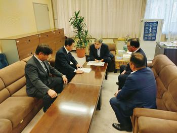 長井農林水産省農村振興局長に説明をする池田市長