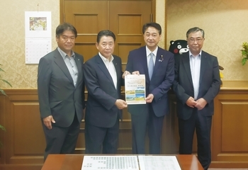 進藤財務大臣政務官に要望書を提出する池田市長