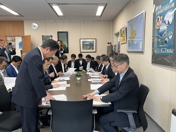 柿崎国土交通省北海道局長に説明する池田市長