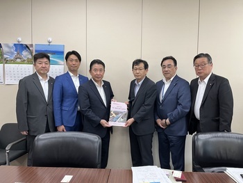 豊嶋情報流通行政局長　要望書手交写真