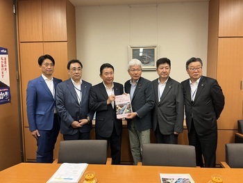 逢坂誠二衆議院議員　要望書手交写真