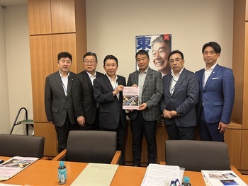 東国幹衆議院議員　要望書手交写真