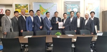 柿崎国土交通省北海道局長  要望手交写真