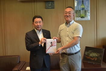 目録を渡す池田社長