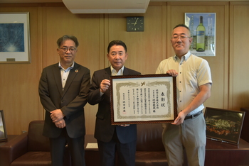 表彰状を渡す池田市長