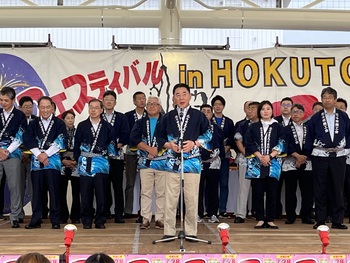 夏まつり開会式で挨拶を述べる池田市長