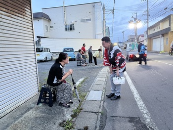 沿道の住民と会話をする池田市長