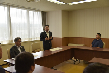 激励の言葉を述べる池田市長
