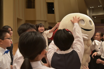 ずーしーほっきーと戯れる子どもたち