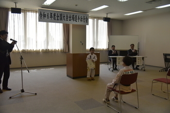 意気込みを述べる選手
