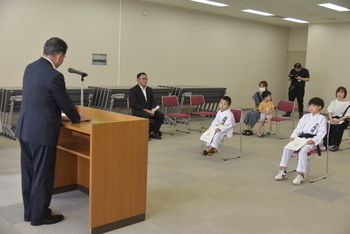 激励の言葉を述べる池田市長