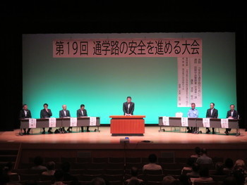 来賓あいさつを述べる池田市長２