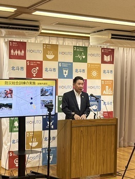 説明を行う池田市長