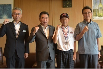 池田市長、井上颯天さんとの集合写真