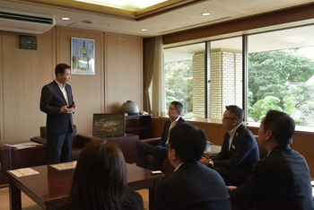 謝辞を述べる池田市長