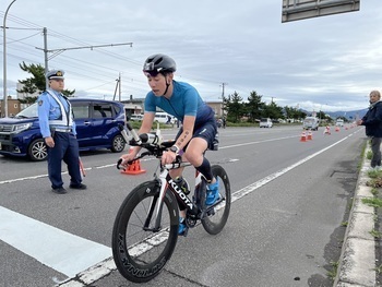 180キロメートルのバイクコースに挑む選手１
