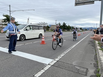 180キロメートルのバイクコースに挑む選手１