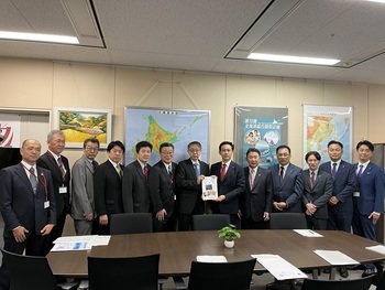 国土交通省　柿崎北海道局長に対して要望書提出