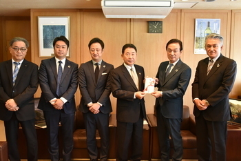 目録を受け取る池田市長