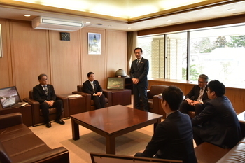 挨拶をする私市代表取締役