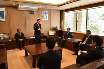 謝辞を述べる池田市長