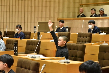 一般質問を行うこども議員2