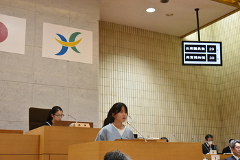 一般質問を行うこども議員1