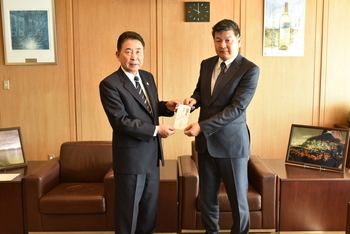 池田市長に寄附金を贈呈する柴田社長