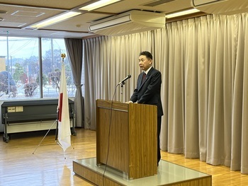 職員に対して訓示を述べる池田市長