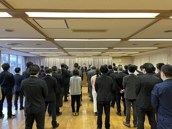 市長訓示を傾聴する職員