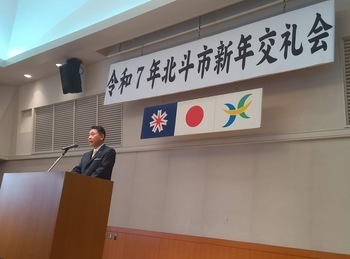 挨拶の述べる池田市長